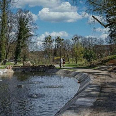 Angelegter Teich mit Wasserfontänen in einer Parkanlage