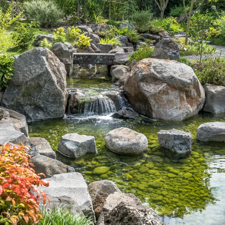 Japanischer Gartenteich mit Natursteinen und Wasserfall