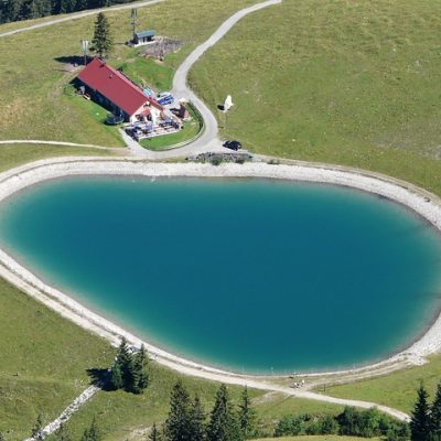 Regenrückhaltebecken in den Bergen mit klar blauem Wasser