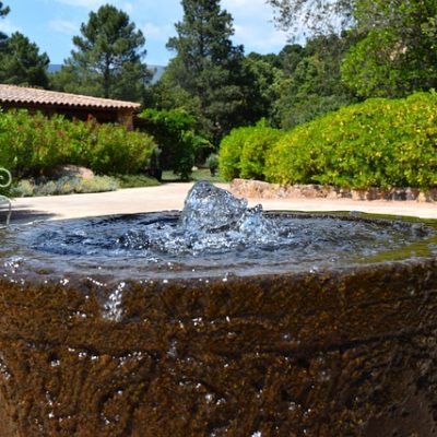 Springbrunnen Wasserspiel im Garten mit Steinbrunnen